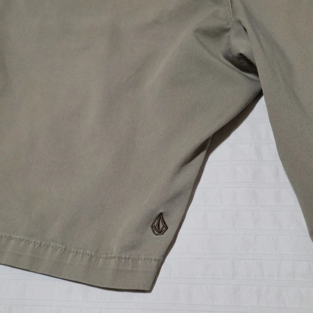 Volcom‎ Men's Khaki Chino Shorts Size 33 Flat Front Casual Everyday Wear